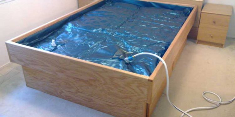 cat-costa-o-saltea-cu-apa